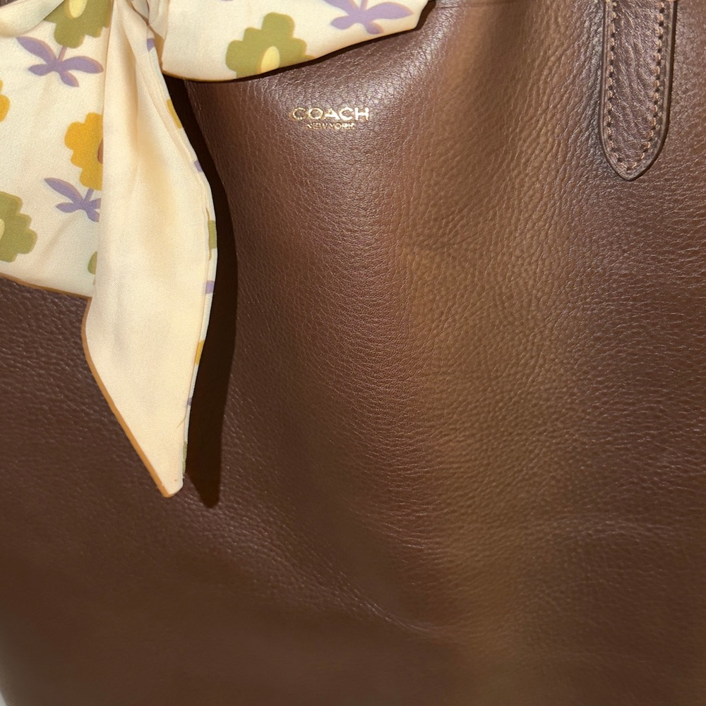 Maple COACH Manhattan Leather Tote Bag - Picture 3 of 6